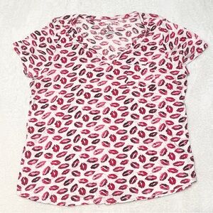 Torrid Classic Fit Short Sleeve V-Neck Lip Lipstick Kiss Shirt Women's Plus 2X